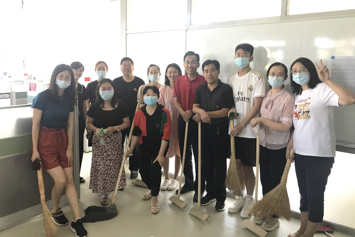 北京市第二十中学党委各年级党支部积极开展义务清洁活动