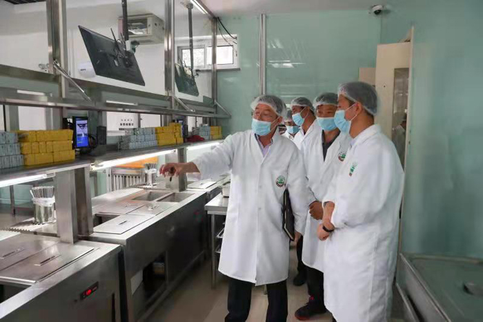 北京市第二十中学食品安全领导小组成员到学校食堂检查工作