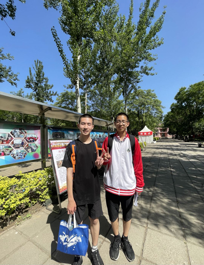 15-学生陆续出考场-1.jpg