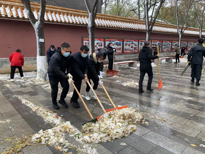 校园扫雪除冰，确保师生安全出行——北京市第二十中学党委乐群支部全体党员带领后勤员工周日校园扫雪保障活动