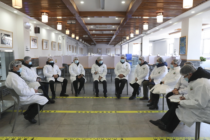 北京市第二十中学开展食堂卫生安全检查，确保学生身心健康成长