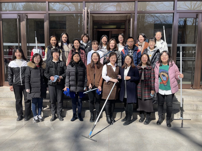 清扫校园楼宇，传扬榜样力量——北京市第二十中学党委明德党支部开展“学雷锋”志愿服务活动