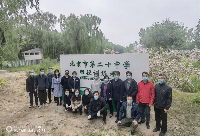 党员带头捡垃圾，美化环境我先行——北京市第二十中学党委乐群党支部开展主题党日活动
