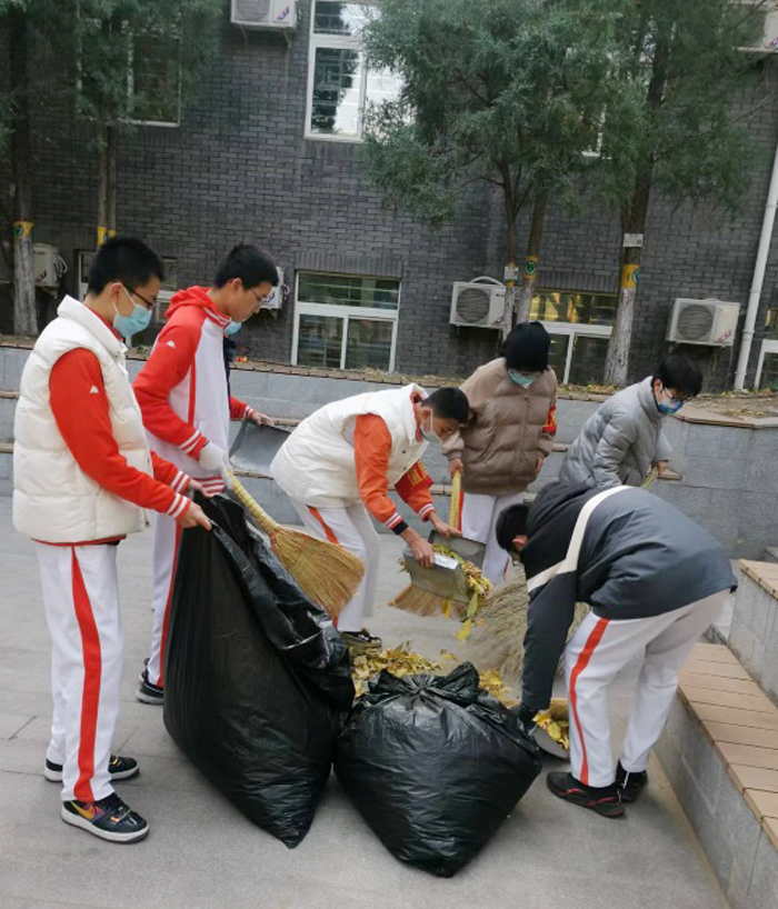 落叶缤纷育学子，智能课程筑梦想——北京市第二十中学高二年级开展值周育人活动