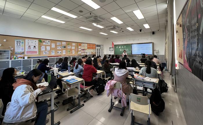 春暖花开，携手同行——北京市第二十中学初二年级召开学科嘉年华教师分析会