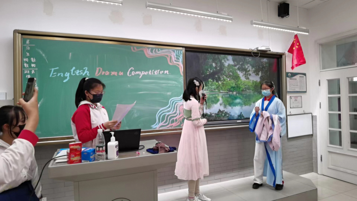 北京市第二十中学英语教研室初二英语备课组举办“中国故事，世界表达”英语课本剧表演活动