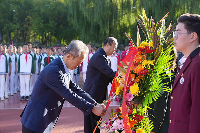 苍松翠柏寓精神，绿荫掩映忠烈魂——北京市第二十中学举行烈士纪念日主题教育活动