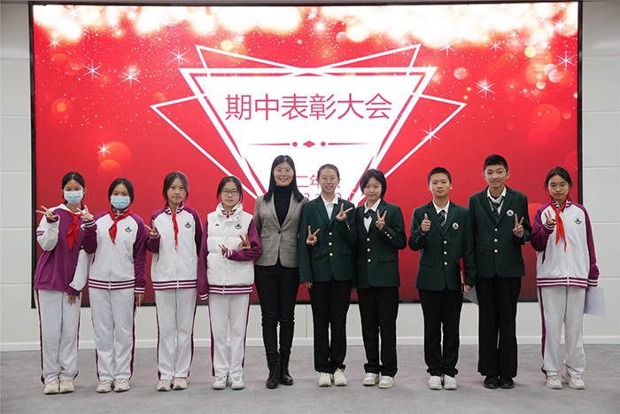突破舒适圈  谋求高发展——初二年级举办期中表彰活动