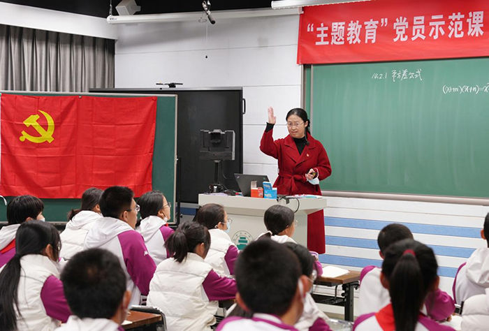 践行课改理念，展示党员风采——初二年级党支部党员示范课