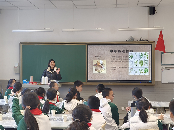 中医药进校园，承国粹精髓——初一年级举办中医药进校园活动