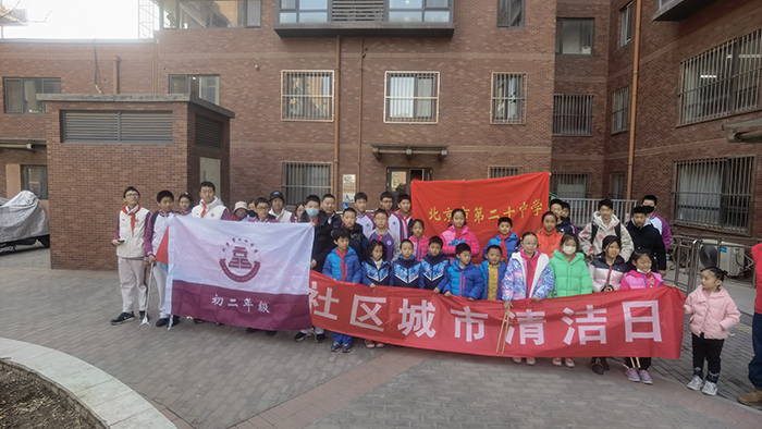 三月春“锋”暖人心，争做追“锋”好少年——初二年级开展“学雷锋”志愿服务活动