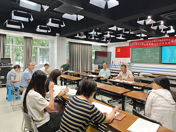 立足课堂展风采，示范引领做先锋——初二支部开展党委党员示范课
