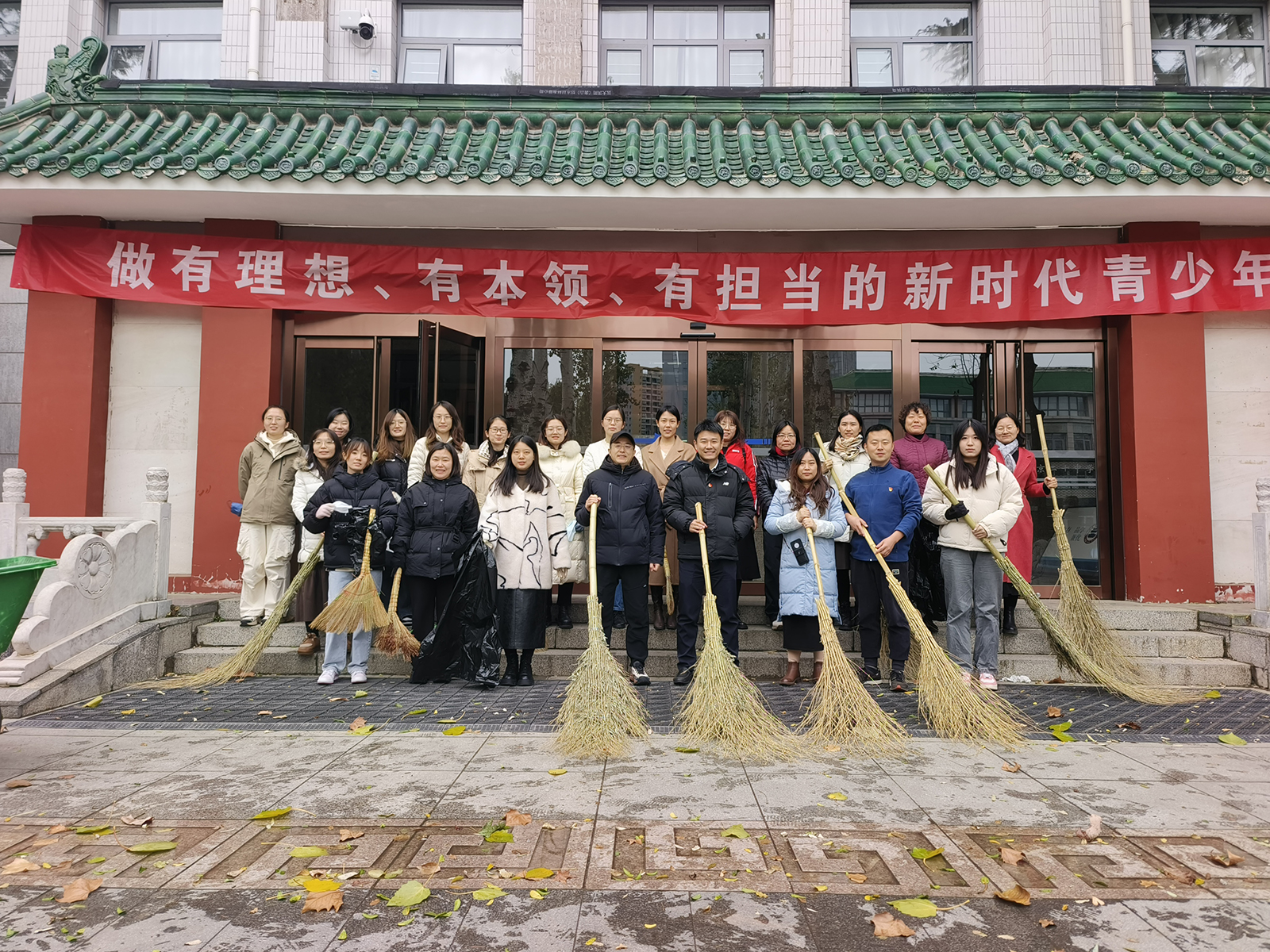 秋意浓，党旗红——各党支部开展校园清扫落叶志愿服务活动（下）