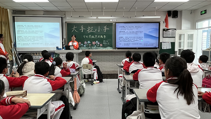 大手拉小手，长帆助远航——初一年级开展主题班会