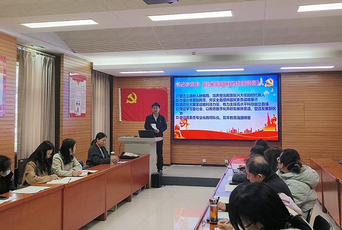 立足岗位践初心，追“锋”行动在路上——初二年级党支部主题党日活动