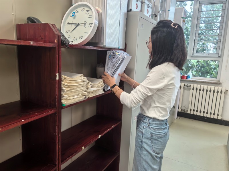 为师生服务，展党员风采 ——高三年级党支部组织党员开展义务清洁活动
