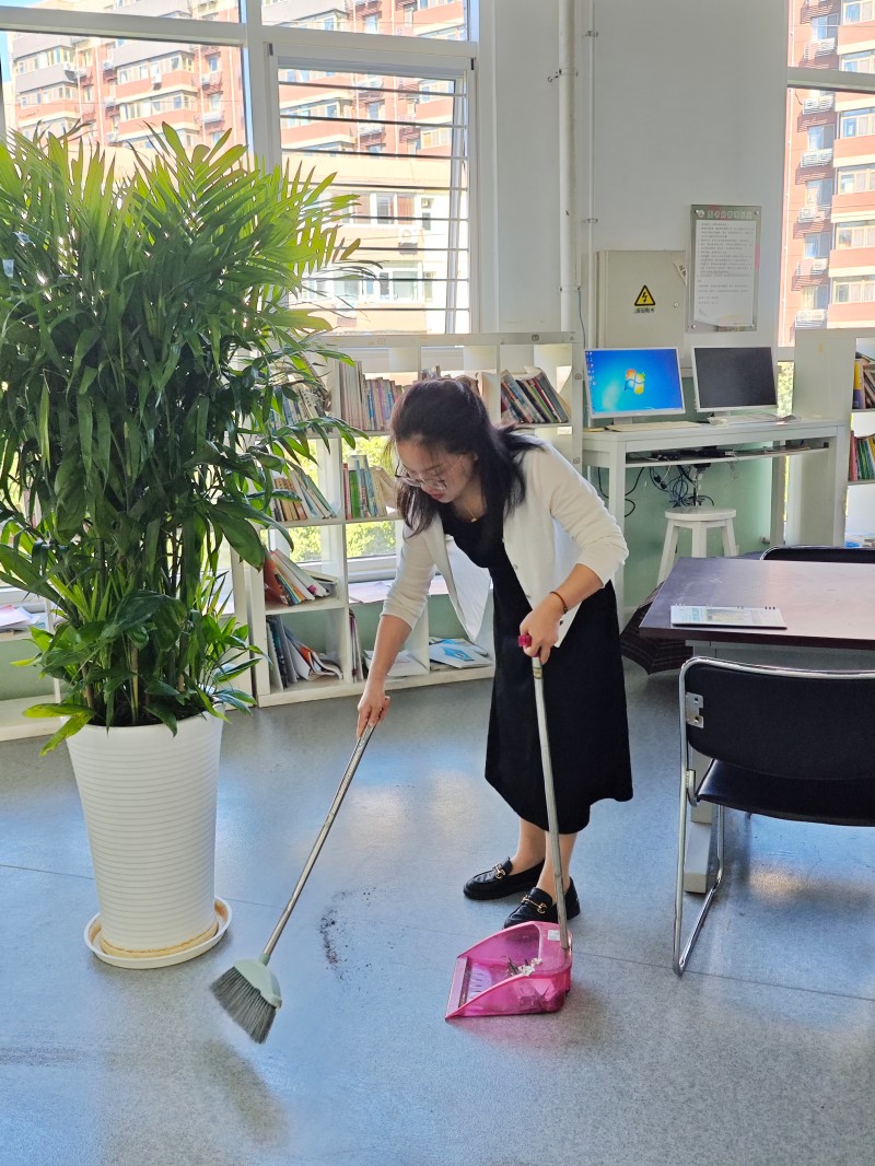 齐心聚力劳动，共筑美好校园 ——高二党支部主题志愿服务活动纪实