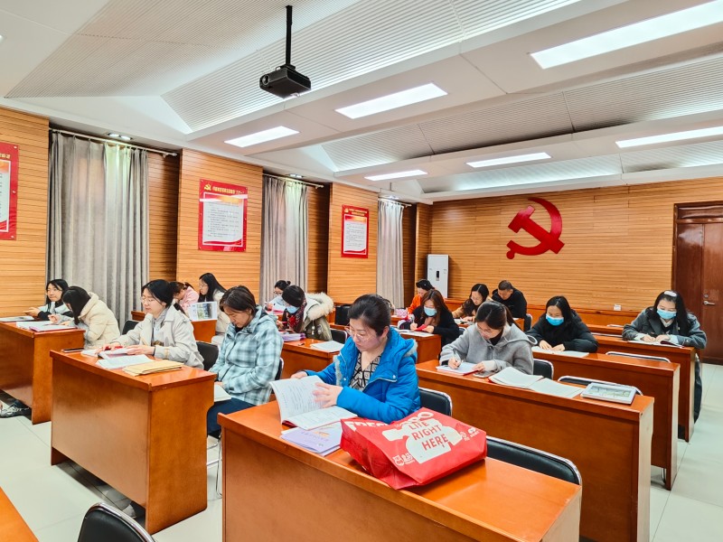 学习两会精神，争做时代脊梁 ——初二年级党支部开展主题党日活动
