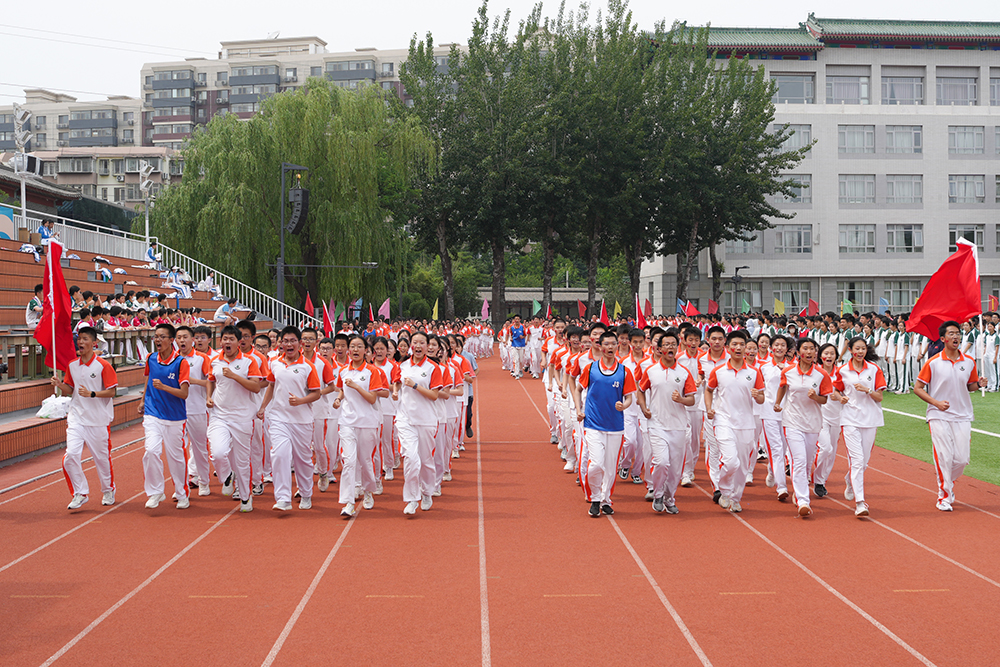“展青春风采，育脊梁少年”——北京市第二十中学成功举办2025年第一届“青春校园杯”校园阳光跑比赛
