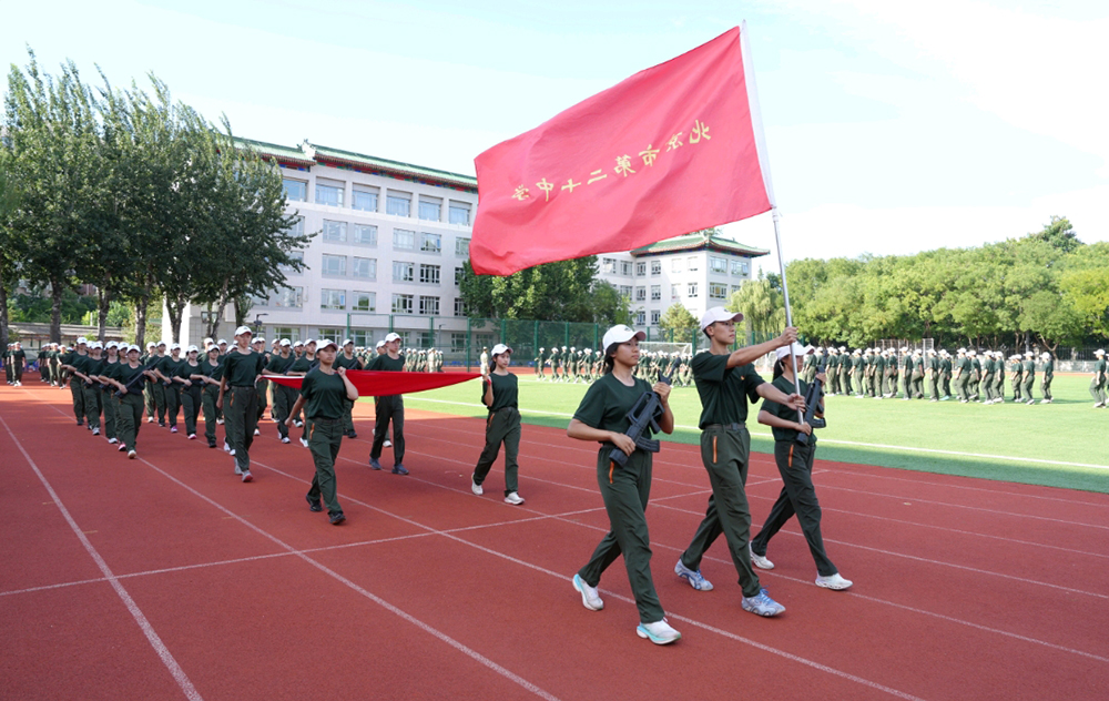 青春淬火炼风骨，闭营荣光启新程——2025级高一年级军训闭营仪式