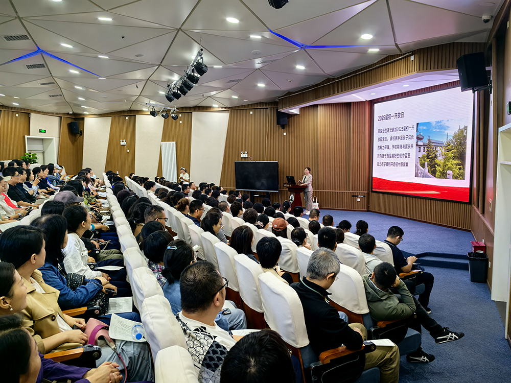 家校同心赴 “育” 约，共见成长绽芳华——初一年级家长开放日活动纪实