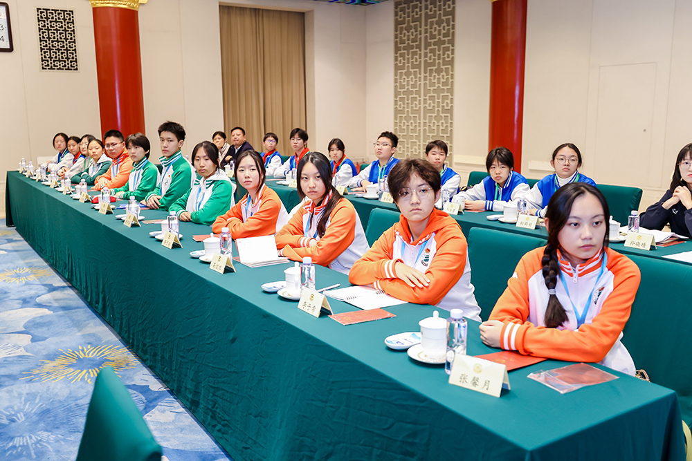 观政协历程聚合力，以青春矢志铸脊梁