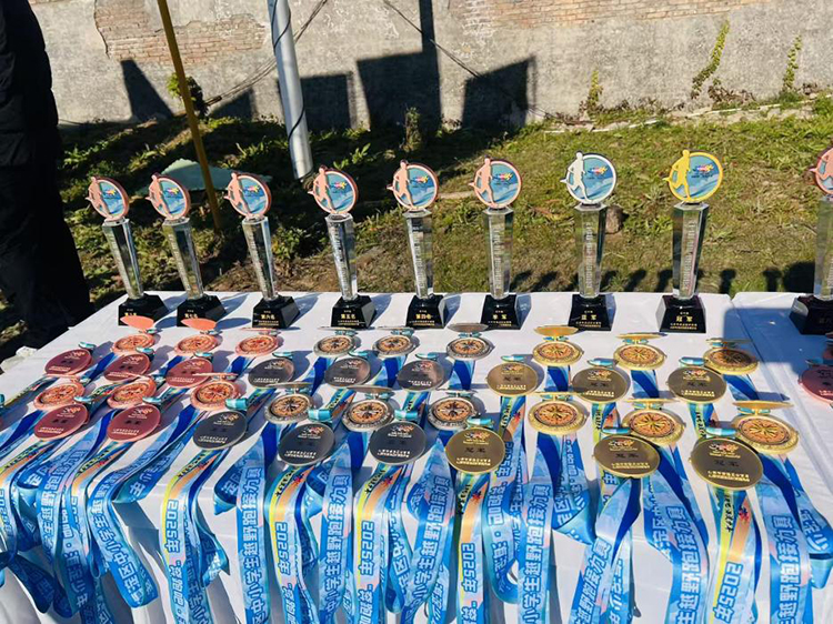 驰骋赛场，勇夺桂冠！我校师生在2025年“奔跑吧·海淀少年”越野跑接力赛中斩获佳绩