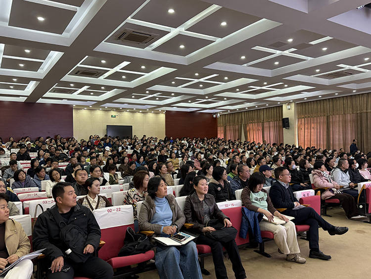 同心同行育未来，家校赋能共成长——高一年级期中家长会顺利召开