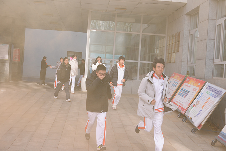 筑牢校园安全防线，守护三千师生平安——我校2025年119消防疏散演练圆满举行