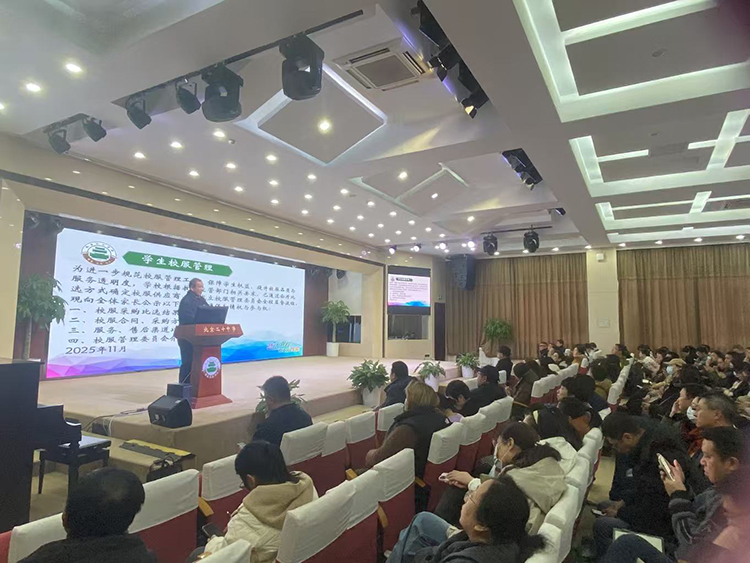 复盘明方向，家校共筑成长路——初一年级召开教师分析会和期中家长会