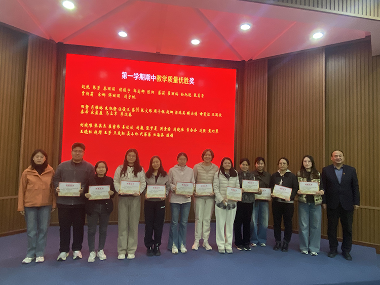 精准分析，聚力前行——初中部2025-2026学年第一学期期中分析会