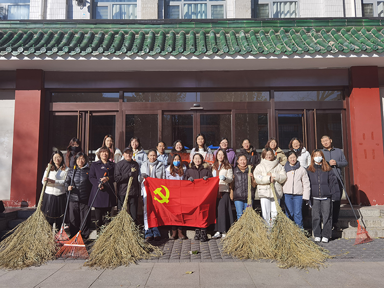 初三党支部开展校园清扫落叶志愿服务活动