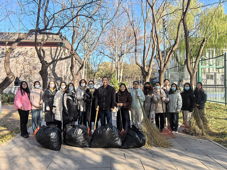 初一年级党支部开展“党员服务践初心，清扫落叶暖校园”志愿活动