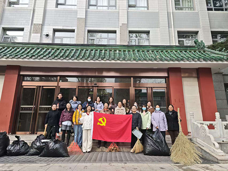 初二党支部开展“秋日暖阳 先锋行动”校园清扫活动