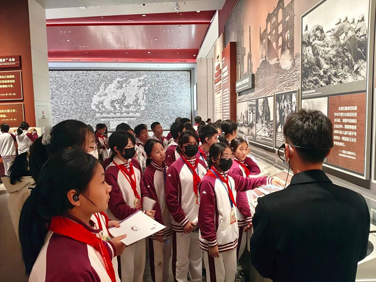 铭记抗战史 传承英雄志——初一年级赴抗战馆开展“七个一”实践活动