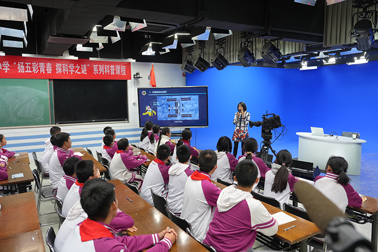 天上的生活有多酷？让空间站告诉你！——初一年级科普知识讲座圆满完成