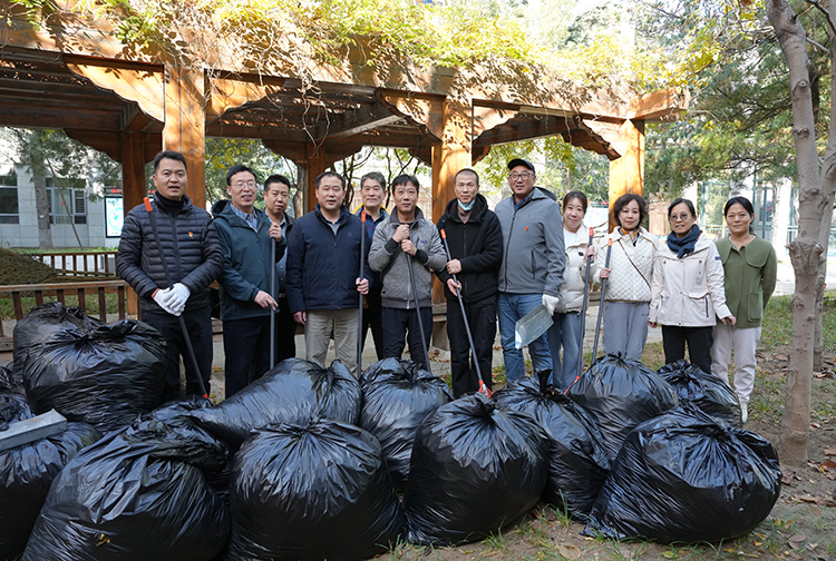 党员服务践初心，清扫落叶暖校园——“秋意浓，党旗红”2025年校园清扫落叶活动