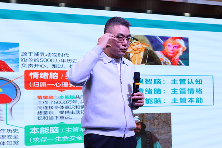 焕发积极心理，赋能高三征程——我校特邀清华大学曹廷珲教授开展心理专题讲座