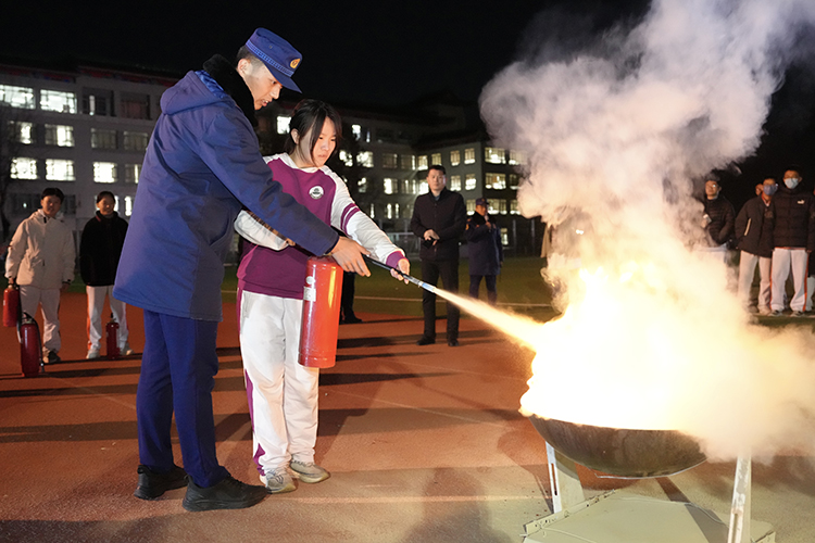 筑牢安全防线，守护平安校园——我校住宿生消防疏散演练