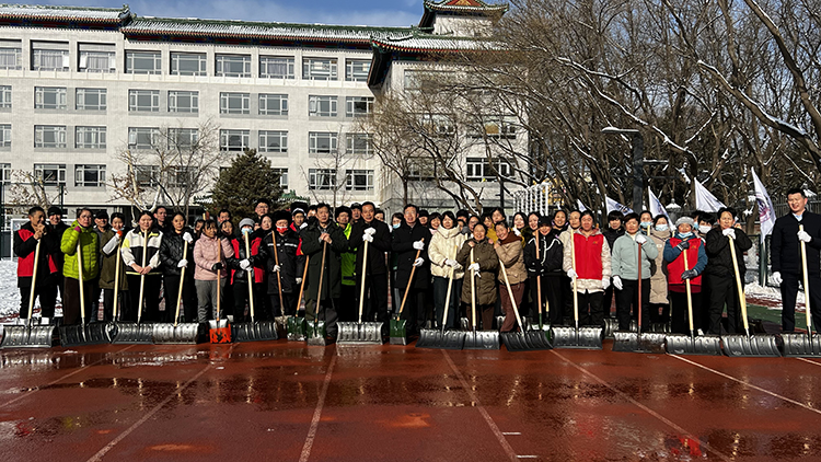 风雪中的校园守护者——后勤团队齐上阵，清雪除冰护平安