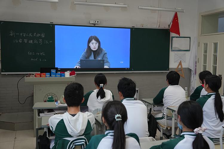 学法明理筑防线，知规守矩伴成长