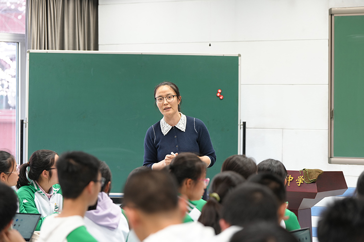 AI赋能启新思 研思共进促成长——海淀区高中数学骨干教师研修活动在北京市第二十中学举办