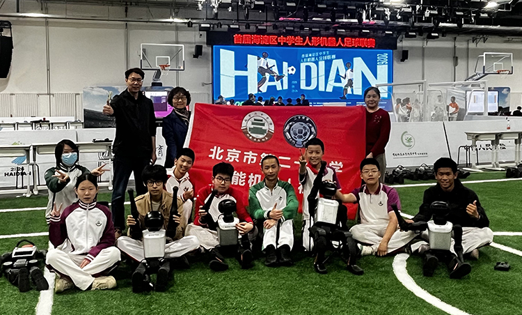 我校人形机器人足球队在预选赛中勇夺第一顺利挺进16强！——我校师生参加首届海淀区中学生人形机器人足球赛第一阶段告捷