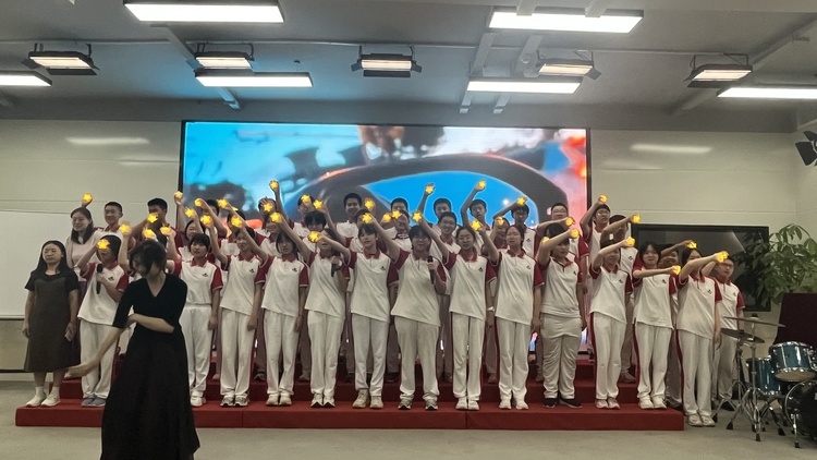 以美育人以歌传情，五月鲜花别样红——我校初二年级成功举办“五月的鲜花”歌咏大赛