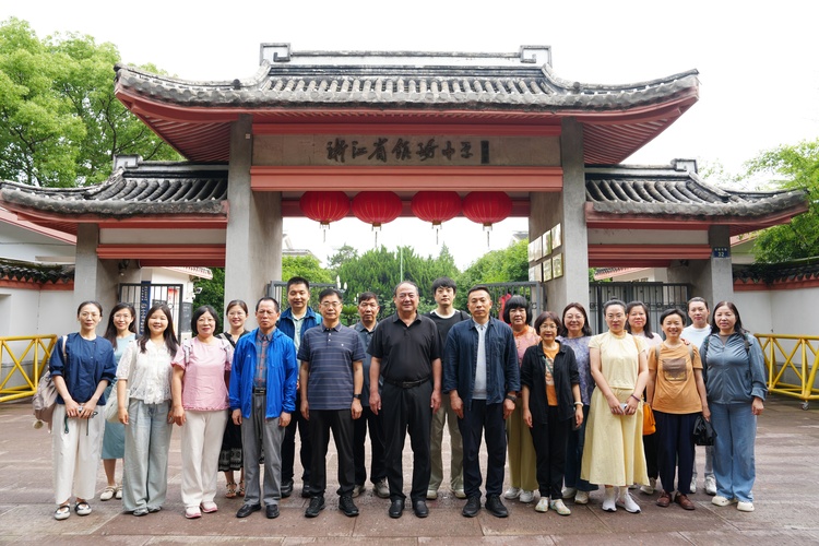梓荫问道访名校，凝心深研育杏坛—— 我校“五大工程•四大平台”导师高级研修班赴镇海中学专题研修