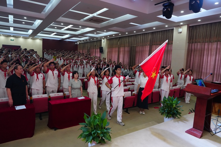 青春担使命，团徽照新程——我校初二年级离队建团仪式圆满举行